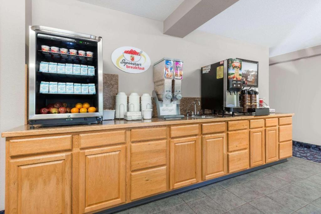 Super 8 By Wyndham Beloit Ξενοδοχείο Εξωτερικό φωτογραφία